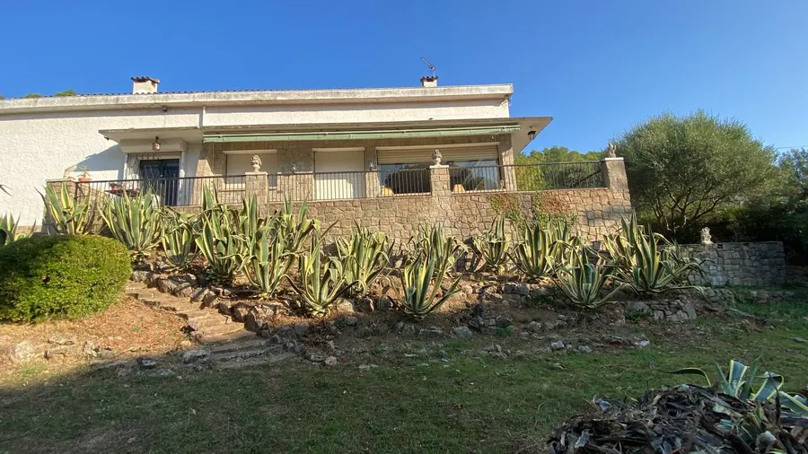Restanque plantée d’agaves au pied d’une bastide, Ramatuelle