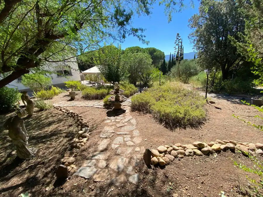 Jardin sec avec chemin en pierre, massifs de graminées et bordures de galets, Plan-de-la-Tour